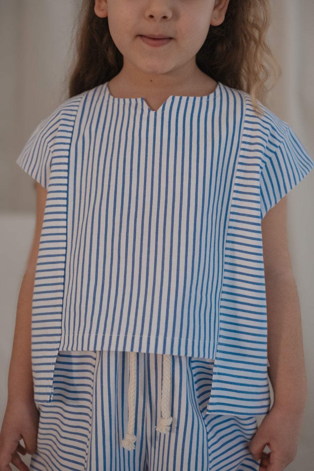 Kostum me Pantallona dhe Bluze me Vija blu – Mavi Rift