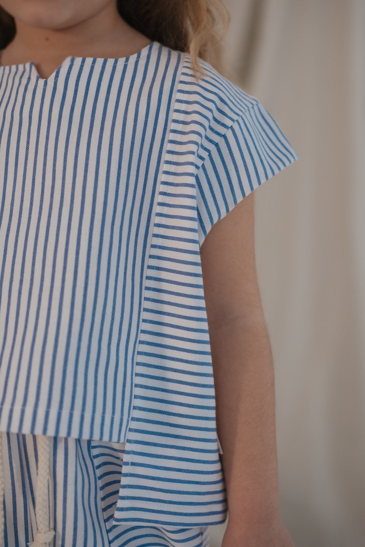 Kostum me Pantallona dhe Bluze me Vija blu – Mavi Rift