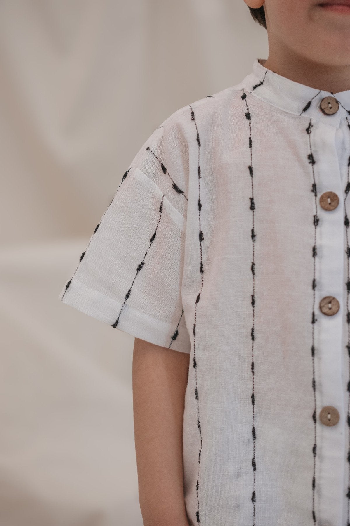 Kostum Kemishe & Pantallona te Bardha me Thurje te Zeze - "Riva"