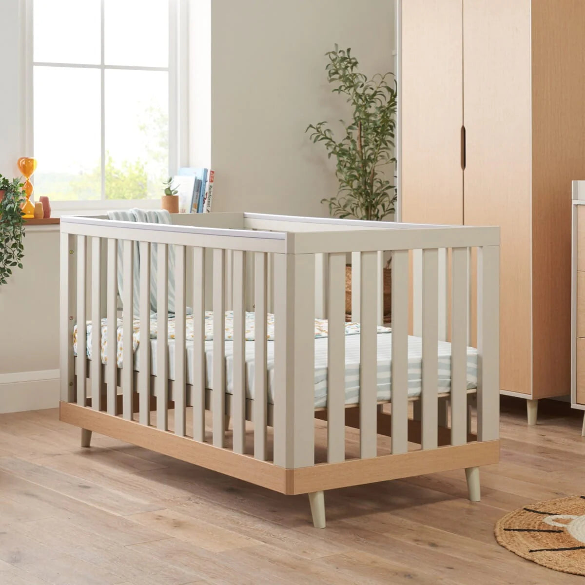 Krevat Bebe Hygge – Stil Skandinav 3-në-1 – Light Oak & White Sand