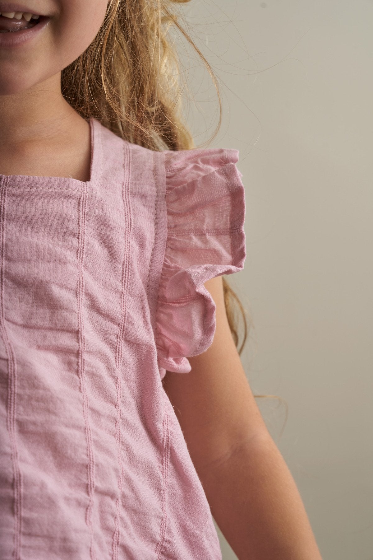 Kostum Bohem me Pantallona te Gjera dhe Volane – Roze