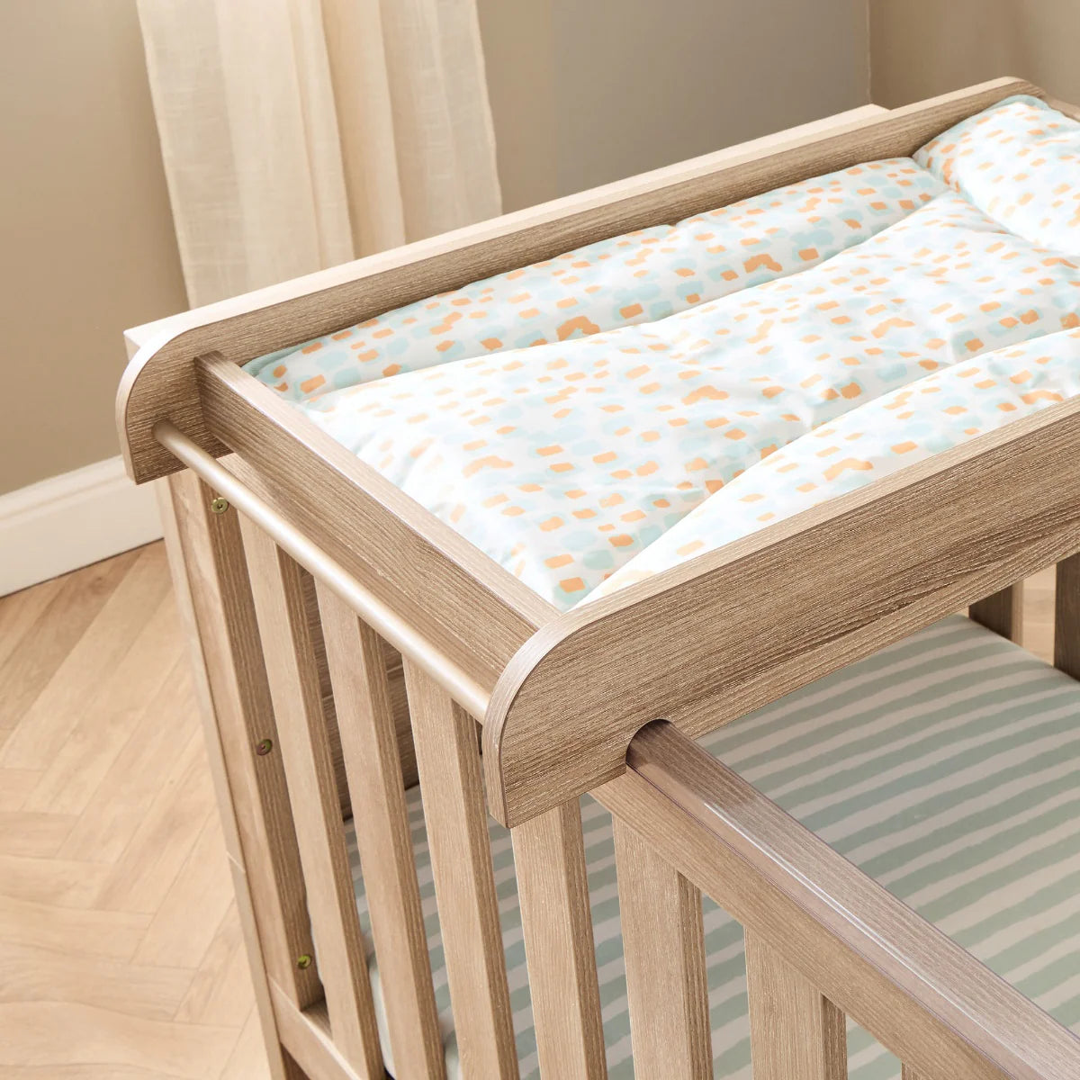 Shtrese Nderruese Per Krevat Universal (Cot Top Changer) – (Oak)