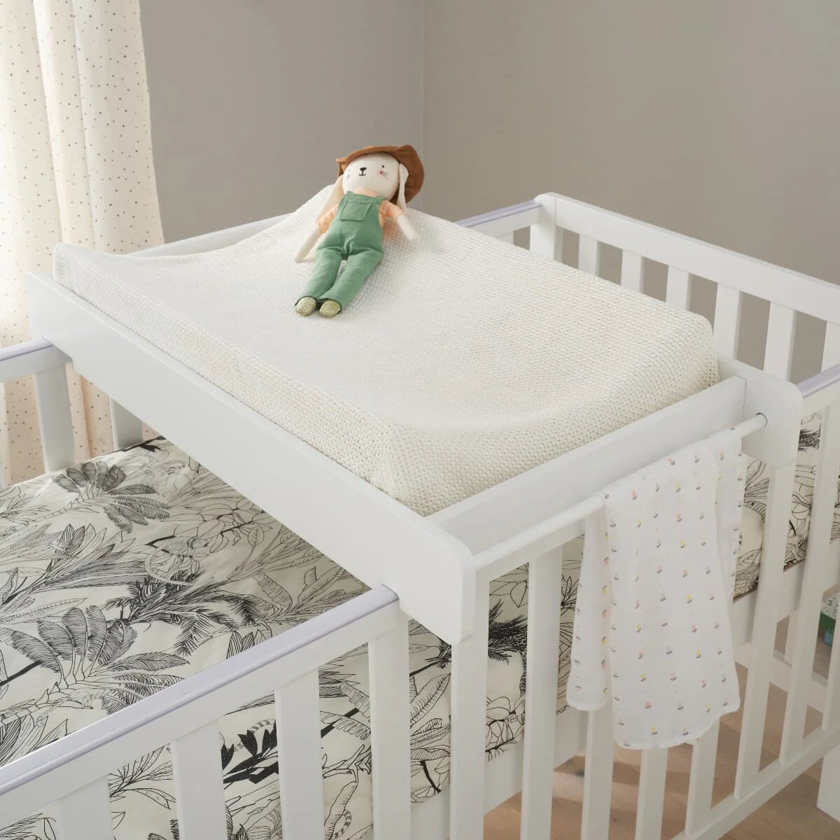 Shtrese Nderruese Per Krevat Universal (Cot Top Changer) – (White)
