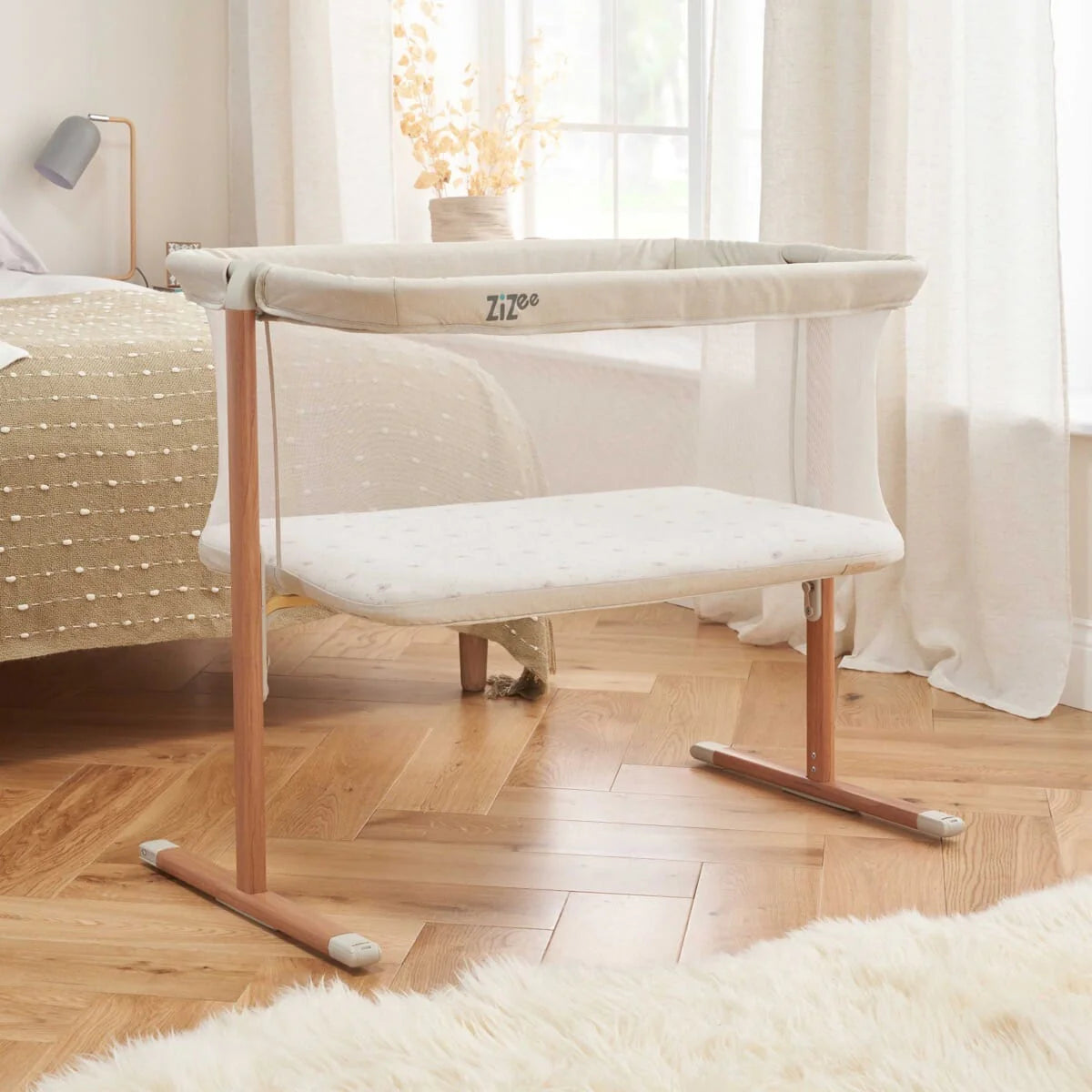 Krevat Portativ për Bebe ZiZee – Me Lekundje dhe Rrota – Walnut & Ecru