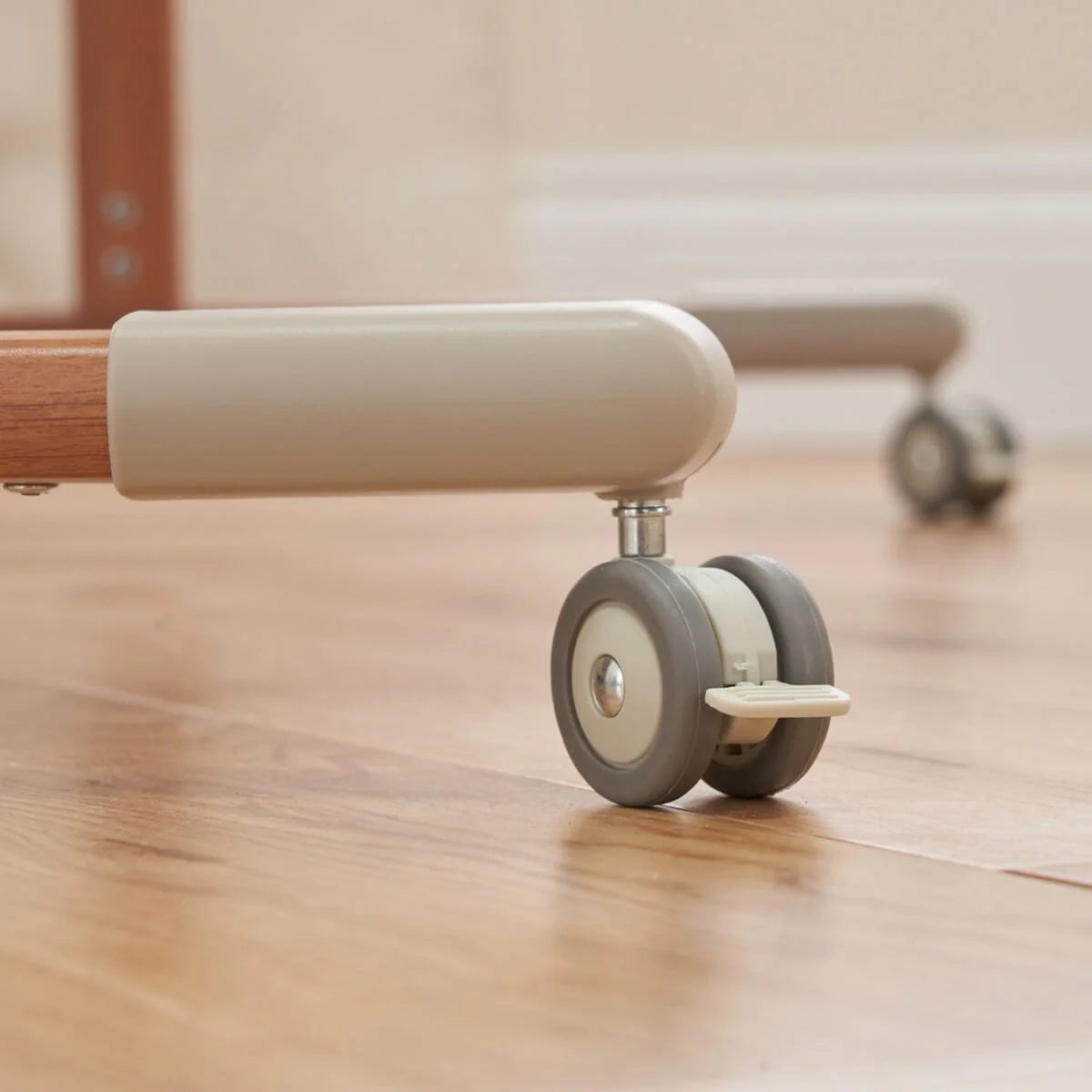 Krevat Portativ për Bebe ZiZee – Me Lekundje dhe Rrota – Walnut & Ecru