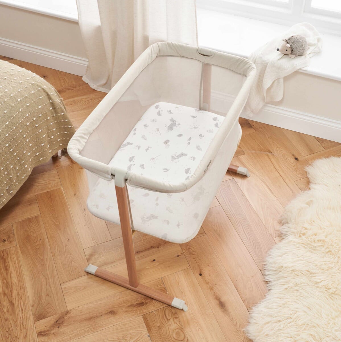 Krevat Portativ për Bebe ZiZee – Me Lekundje dhe Rrota – Walnut & Ecru